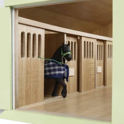 Kids Globe Écurie de chevaux avec 7 box à cheveux 1:24 Rose 610189 4 Kids Globe Écurie de chevaux avec 7 box à cheveux 1:24 Rose 610189 – Image 2